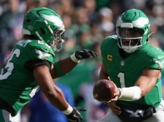 Los Eagles anotan un touchdown después de que un controvertido empujón de Tash condujera a un primer intento