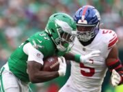 Kyvon Thibodeaux de los Giants molesto con una decisión sin balón suelto contra los Eagles