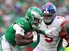 Kyvon Thibodeaux de los Giants molesto con una decisión sin balón suelto contra los Eagles