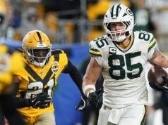 Packers Tucker Kraft le da un cabezazo a un compañero de equipo en la banca sin casco