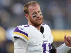 Carson Wentz de los Vikings llega a IR