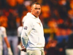 El entrenador de Texas, Steve Sarkisian, estaría interesado en un trabajo en la NFL con los Titans.