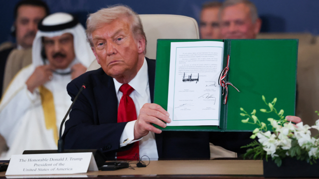 trump-signing-peace-deal.png