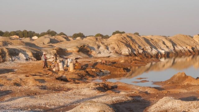 wide-shot-of-mining-in-Congo.jpg