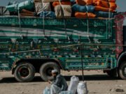 Molesto por los talibanes, Pakistán expulsa a la población afgana