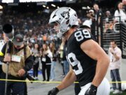 ¿Brock Bowers juega hoy? (Actualizaciones sobre lesiones, implicaciones de apuestas para Jaguars vs. Raiders)