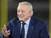 Jerry Jones insiste en que los Cowboys siguen siendo compradores en la fecha límite de cambios a pesar de las pérdidas.
