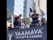 Shohei Ohtani y su esposa Mamiko tienen la reacción de los fanáticos ante el cartel de ‘Marry My Mom’