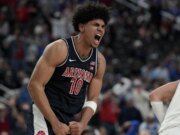 Los resultados más destacados de la jornada inaugural del baloncesto universitario.