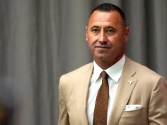 Steve Sarkisian tiene una pregunta para cada equipo de fútbol universitario que ha despedido a su entrenador