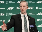 El gerente general de los Jets dijo que las ofertas eran “demasiado buenas” para dejarlas pasar después de una fecha límite de cambios ocupada.