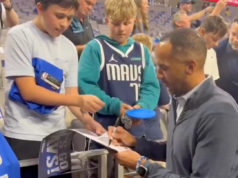 Nico Harrison fue visto firmando autógrafos para los fanáticos de los Mavericks antes del partido contra los Pelicans