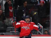 Alex Ovechkin se convirtió en el primer jugador en la historia de la NHL en marcar 900 goles