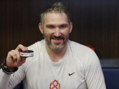 La histórica situación incómoda de Alex Ovechkin al robar el disco en la portería