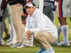 Lane Kiffin honra al padre Monte después de la victoria en el Egg Bowl mientras aumentan los rumores sobre el entrenamiento de LSU