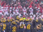 Los jugadores de Michigan protegen el logotipo ‘M’ en el medio campo después de la victoria sobre su rival Ohio State