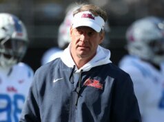 Lane Kiffin anunciará la decisión los futuros domingos por la mañana.