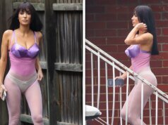 Bianca cabalga por Sensory Town en mallas con su hermana y su madre