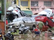 Miles de personas huyen de las inundaciones tras el paso del tifón Kalmegi por el centro de Filipinas