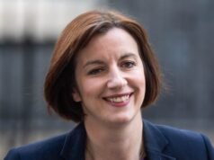 Los laboristas son acusados de “vandalismo educativo” por “simplificar” el plan de estudios al descartar el emblemático impulso conservador hacia GCSE “más duros” en favor de materias de “Mickey Mouse”.