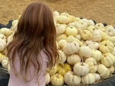 ¡Lilibet, la princesa genial de California! La realeza nacida en Estados Unidos rompió el molde real mientras corría descalza con sus calzas rosas favoritas, mientras que su hermano Archie se parecía al Príncipe Louis.