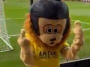 ¡No tan santo! La mascota ajena a la liga, Sammy the Saint, pareció ser eliminada del choque de la Copa FA de su equipo después de caer sobre una valla publicitaria y tropezar en la línea de banda.