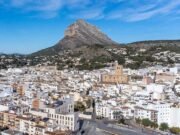 Un británico de 50 años encontrado muerto ‘entre dos coches aparcados’ en un complejo turístico de la Costa Blanca