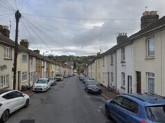 La policía está interrogando a una mujer de 45 años después de que la ‘mataron a puñaladas’ en una casa de Kent