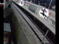 Héroe de la plataforma dos captado en vídeo: momento en que un valiente trabajador ferroviario se enfrenta al ‘portador de un cuchillo’ del tren de Huntingdon mientras les dice a los pasajeros que corran