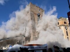 Una antigua torre de 100 pies cerca del Coliseo de Roma se derrumbó frente a los turistas, atrapando al menos a una persona bajo los escombros.