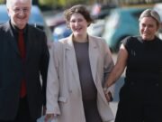 Bella Cooley, embarazada, volará a casa desde Georgia esta noche después de que los fiscales decidieran mostrar misericordia a la adolescente británica.