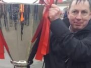 El aficionado al fútbol que agarró con sus propias manos al hombre que llevaba un cuchillo en el tren y lo apuñaló siete veces después de que el atacante le preguntara: ‘¿Quieres morir?’