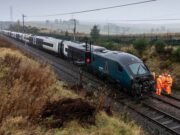 Días de caos ferroviario: los pasajeros advirtieron que “no viajaran” después de que un deslizamiento de tierra en Cumbria descarrilara el tren y aislara Escocia del noroeste de Inglaterra.