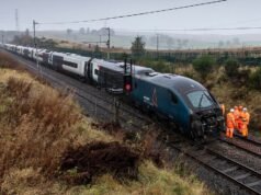 Días de caos ferroviario: los pasajeros advirtieron que “no viajaran” después de que un deslizamiento de tierra en Cumbria descarrilara el tren y aislara Escocia del noroeste de Inglaterra.