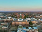 A los estudiantes de la Universidad de Virginia se les dijo que corrieran y se escondieran en medio del informe de “tirador activo”