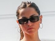 Ana De Armas le muestra a Tom Cruise lo que se está perdiendo mientras ella muestra abdominales marcados después de un romance ‘incómodo’