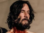 Keanu Reeves, de 61 años, hace alarde de su cuerpo musculoso mientras se desnuda y queda en ropa interior para el bis empapado de sangre de Esperando a Godot.
