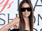Vera Wang, de 76 años, parece décadas más joven mientras luce un bralette con abdominales en los CFDA Fashion Awards 2025.