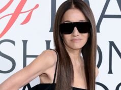 Vera Wang, de 76 años, parece décadas más joven mientras luce un bralette con abdominales en los CFDA Fashion Awards 2025.