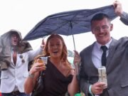 Miles de fanáticos salieron a trompicones de las puertas de Flemington después de que la acción de un día salvaje en la Copa de Melbourne fuera un poco peor.