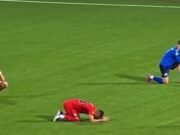 Extraordinario momento en el que cayeron los futbolistas de primera categoría cuando les dijeron que su entrenador, de 44 años, había muerto en mitad del partido tras un infarto en el banquillo.