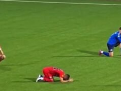 Extraordinario momento en el que cayeron los futbolistas de primera categoría cuando les dijeron que su entrenador, de 44 años, había muerto en mitad del partido tras un infarto en el banquillo.