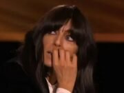 La presentadora a pedido de AXED del cuestionario del Canal 4, Claudia Winkleman, renuncia para centrarse en un programa de chat de celebridades