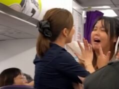 La amante recibió una patada en el vuelo por exigir sentarse al lado de su novio