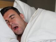 La mitad de nosotros respiramos por la nariz en lugar de por la boca, y eso aumenta el riesgo de obesidad, problemas cardíacos y mal aliento. Ahora los médicos revelan cómo saber si lo haces… y una manera fácil de dejar de hacerlo