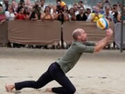 ¡Loco por los testamentos! El apuesto príncipe real brasileño es admirado por los fanáticos después de acelerar el pulso de su cuerpo durante el voleibol de playa.