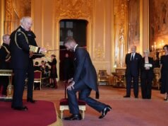 ¡Levántate, señor David! Beckham finalmente recibió el título de caballero por sus servicios al deporte y la caridad cuando el exfutbolista llegó al Castillo de Windsor con su esposa Victoria y sus padres.