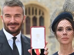 Las principales damas de Beckham: Victoria y Sandra deslumbran con elegantes looks diseñados por VB, mientras que David finalmente obtiene el tan esperado título de caballero, con su esposa con un vestido midi de £ 850 y su madre con un traje de £ 2 mil.