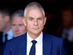 ‘¡Deberían rodar cabezas!’: el jefe de la BBC, Tim Davey, renuncia a la lucha por su puesto por la ‘impactante’ disputa por la neutralidad, mientras la corporación es acusada de ‘Hamás propagando mentiras por todo el mundo’