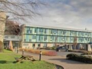 La policía armada se apresuró a llegar a la escuela después de que recibieran una amenaza de bomba, cuando el niño, de 17 años, fue arrestado.